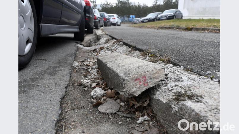 In der Dr.-von-Fromm-Straße bröckeln die Bordsteine. Bild: Gabi Schönberger