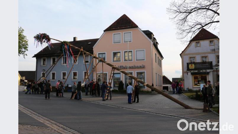Auf diesen Anblick mussten die Kastler Bürger heuer verzichten. Beim traditionellen Aufstellen mit Schwalben wäre man sich viel zu nahe. Bild: rpp