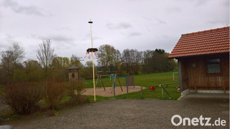 Beim Spielplatz in Unterbruck steht heuer nur der kleine Bruder des sonst so stattlichen Maibaums. Er ist in Rot-Weiß gehalten. Bild: rpp