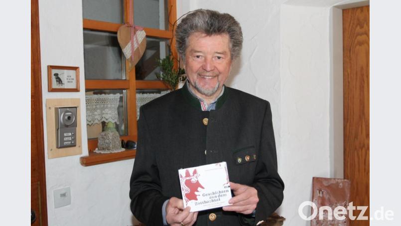 Johann Walbrunn präsentiert mit großer Freude die CD "Geschichten aus dem Zottbachtal" und würdigt das Engagement von Erika Eichenseer. Bild: pi