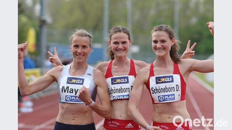 Domenika Mayer aus Neukirchen (links) freut sich über Bronze bei den deutschen Meisterschaften über die 10.000 Meter. Es siegte Rabea Schöneborn (Mitte) vor ihrer Zwillingsschwester Deborah Schöneborn (beide LG Nord Berlin). Bild: Ralf Görlitz