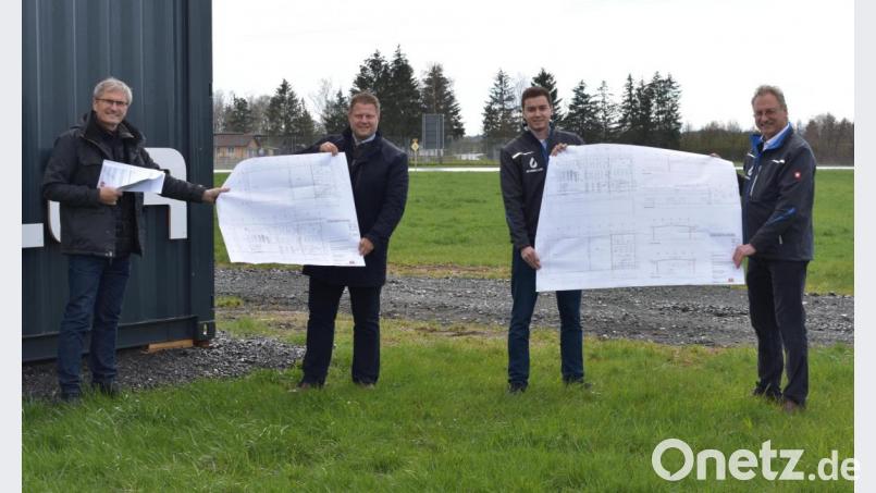 Norbert Schmeller und Felix Schmeller mit Bürgermeister Stefan Grillmeier und Architekt Thomas Sticht (von rechts) bei der Vorstellung der Baupläne im Gewerbegebiet Kreuzäcker. Bild: lue