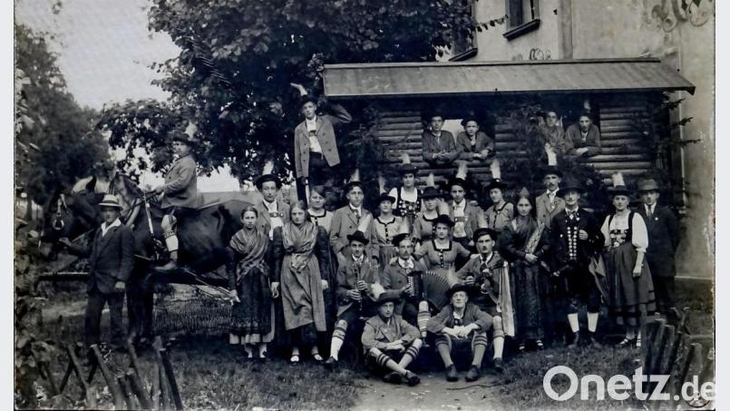 Das Foto auf der ersten Seite des Protokollbuches zeigt wahrscheinlich die Gründungsmittglieder des Gebirgs- und Volkstrachtenerhaltungsvereins Enzian-Edelweiß im Jahr 1921. Repro: müb