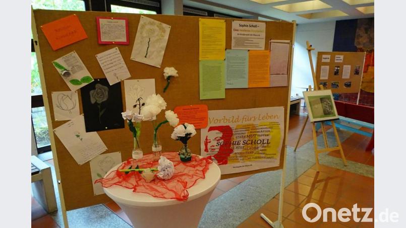 Im Zeichen von Sophie Scholl und der Widerstandsbewegung Weiße Rose steht die Ausstellung in der Aula der Mädchenrealschule. Bild: Dobmeier