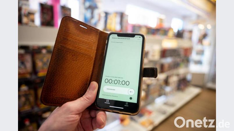 Ein Mann hält ein Smartphone mit der Luca-App zur digitalen Kontaktnachverfolgung in der Hand: Die App ist mittlerweile bayernweit nutzbar. Symbolbild: Sebastian Gollnow/dpa