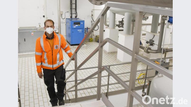 Wasserwart Michael Girke geht pfleglich mit dem alten, blauen Druckluftgerät im Wasserwerk um. Demnächst gibt es Ersatz. Bild: Gabi Schönberger