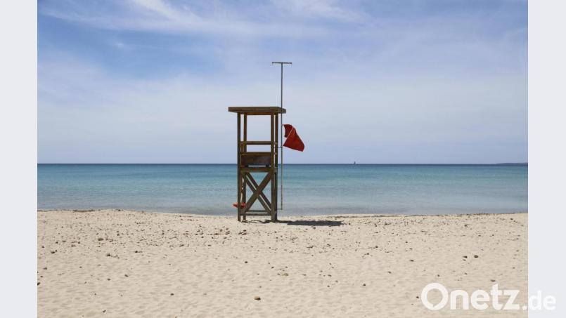 Eine rote Flagge weht am Strand von Arenal, um das Schwimmen zu verbieten. Die Abwesenheit von Touristen ist an den Stränden Mallorcas spürbar. Archivbild: Clara Margais