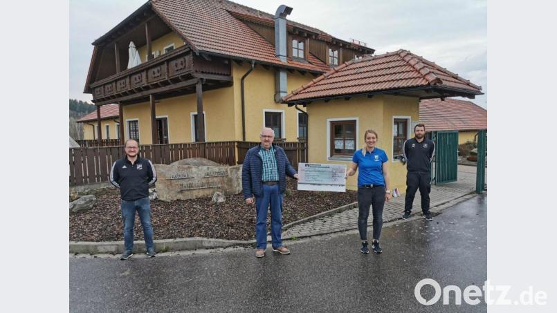Der Vorsitzende der Kinderkrebshilfe Herbert Putzer (Zweiter von links) dankte TSV-Vorsitzenden Thomas Meckl, Kassiererin Carina Kaiser und Torwart Patrick Herdegen (von links) für die großzügige Spende und allen Akteuren und Spendern für die Unterstützung. Bild: gz