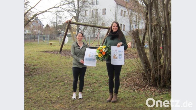 Das neue Logo stellen (von links) Kindergartenleiterin Sonja Winter und Designerin Veronika Radl-Wohlfahrt vor. Bild: Kindergarten Edelsfeld/exbDer Bedarf an Kinder