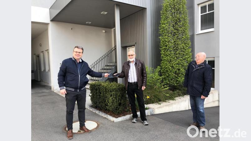 Josef Bergler und Otto Götz übergeben den letzten Rest des Kassenbestandes, immerhin noch gut 300 Euro, an Bürgermeister Karlheinz Budnik. Bild: exb