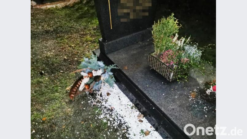 &quot;Alles runter geschmissen&quot;, stellt der Weidener Thomas Färber fest, als er auf einige Gräber auf dem Stadtfriedhof Weiden blickt. Bild: Gabi Schönberger