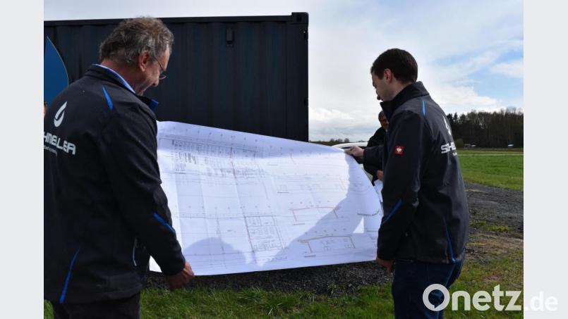 Auf dem rund 10 000 Quadratmeter großen Grundstück nahe der BRK-Rettungswache präsentierten Geschäftsführer Felix Schmeller (rechts) und sein Vater, Prokurist Norbert Schmeller, die Baupläne. Bild: lue