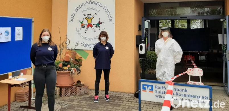 Jeden Dienstag von 17 bis 19 Uhr steht das Team des Arbeiter-Samariterbunds für Corona-Schnelltests in der Schulaula in Edelsfeld bereit. Bild: gru