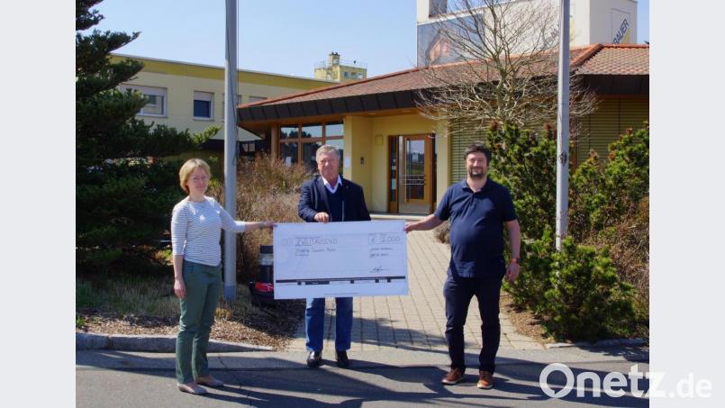 Susanne Wagner mit Hans-Günther und Christoph Höhbauer bei der Übergabe des symbolischen Schecks. Bild: Christina Lohrer/exb