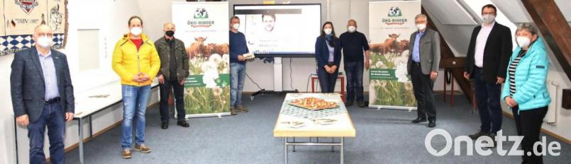 Im Kulturspeicher des Rathauses wurde via Videokonferenz das Online-Hofladen-Programm vorstellt. Auf dem Bild (von links) Projektmanager der Öko-Modellregion, Günther Erhardt, Bio-Rinderhalter Matthias Zahn, die beiden Vorsitzenden der Erzeugergemeinschaft, Werner Schindler und Johann Brunner, Projektmanagerin der Öko-Modellregion, Elisabeth Waldeck, Metzgermeister Josef Ackermann, der Vorsitzende der Steinwald-Allianz, Bürgermeister Johannes Reger, Geschäftsführer Martin Schmid und Angela Ackermann von der Landmetzgerei Ackermann. Bild: njn