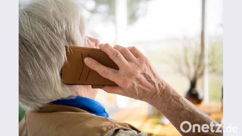 Besonders Senioren geraten immer wieder ins Visier von Telefonbetrügern. In Sulzbach-Rosenberg hat es ein Unbekannter mit sogenannten &quot;Schockanrufen&quot; versucht. Symbolbild: Sebastian Gollnow/dpa