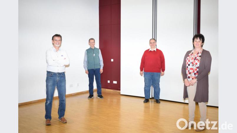 Der Verein &quot;Tafel Nabburg e.V.&quot; wählte in seiner Gründungsversammlung Albert Bruckner (links) zum Vorsitzenden. Als Stellvertreterin steht ihm Ernestine Gietl (rechts) zur Seite. Die Kasse führt Schatzmeister Manfred Seibert (Zweiter von links) und zum Schriftführer wurde Jürgen Gradl (Zweiter von rechts) gewählt. Bild: bnr