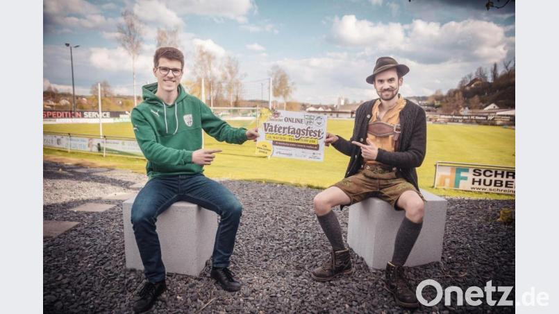 Sie sind die Ausrichter des Online-Vatertagsfestes (von links): Andreas Weiß, der Juniorvorsitzende des 1. FC Rieden und der Musiker und Moderator Florian Gröninger. Bild:  Michael Golinski/exb