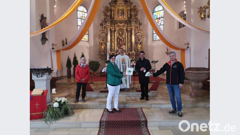 Über die Renovierung des Marienmessgewands freuen sich (von links) Andrea Meiler und Regina Völkl (KDFB), Kirchenpfleger Willibald Fuchs, Stadtpfarrer Thomas Kohlhepp und Roland Hoffmann (Kolping). Bild: Petra Hoffmann./exb