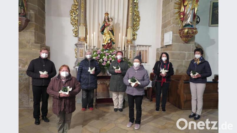 Vor dem geschmückten Marienaltar dankte Stadtpfarrer Thomas Kraus (links) den Frauenbundmitgliedern Regina Frank, Monika Schreyer-Herr, Anna Haberkorn, Rita Ponnath und Hilde Wolf (von rechts) für die Mitgestaltung des Muttertags-Gottesdienstes. Bild: jzk