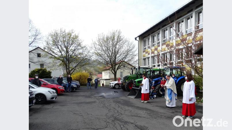 Pfarrer Heribert Stretz (Zweiter von rechts) segnete auf dem Schulhof die unterschiedlichsten Fahrzeuge. Bild: hl