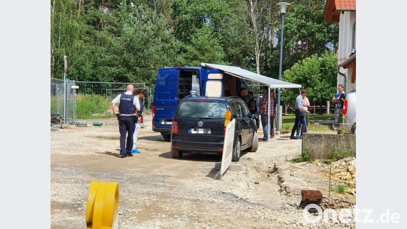 Im Schwandorfer Ortsteil Büchelkühn hatte die Polizei im Juni 2020 zwei Tote in einem Haus gefunden. Jetzt ist Anklage wegen Morden gegen einen mutmaßlichen Täter erhoben worden. Archivbild: Hösamer