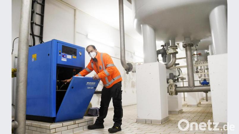 Wasserwart Michael Girke wartet das betagte Druckluftgerät im Wasserwerk in Neustadt. Bild: Gabi Schönberger