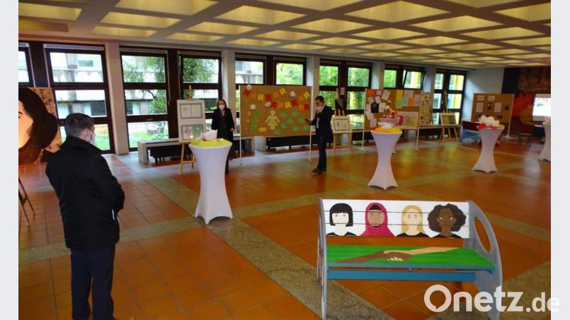 OB Jens Meyer (links) bei der Ausstellungseröffnung mit Georg Hammer und einer Schülerin in der Aula der Sophie-Scholl-Realschule. Bild: Dobmeier