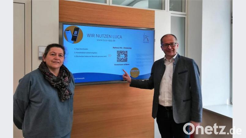 Bürgermeister Roman Schäffler und VG-Mitarbeiterin Andrea Stauber setzen auf die Luca-App. Bild: stg
