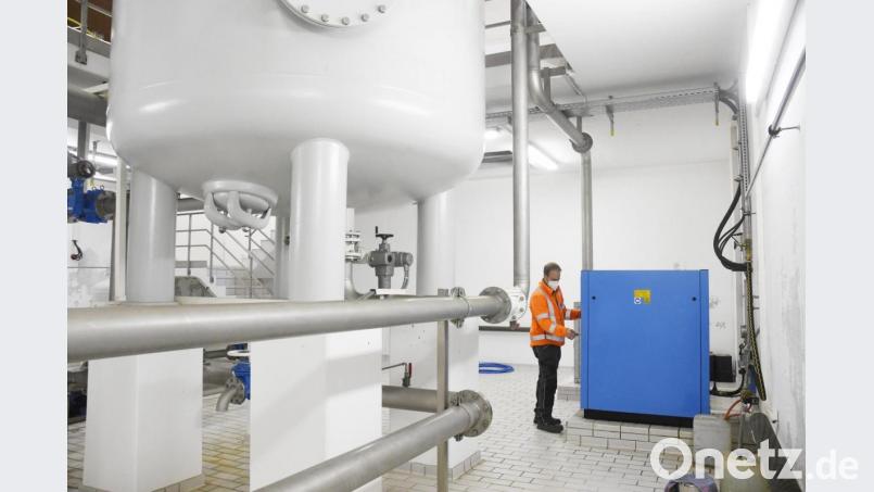 Wasserwart Michael Girke freut sich auf den baldigen Austausch des fast 25 Jahre alten Kompressors im Neustädter Wasserwerk. Bild: Gabi Schönberger
