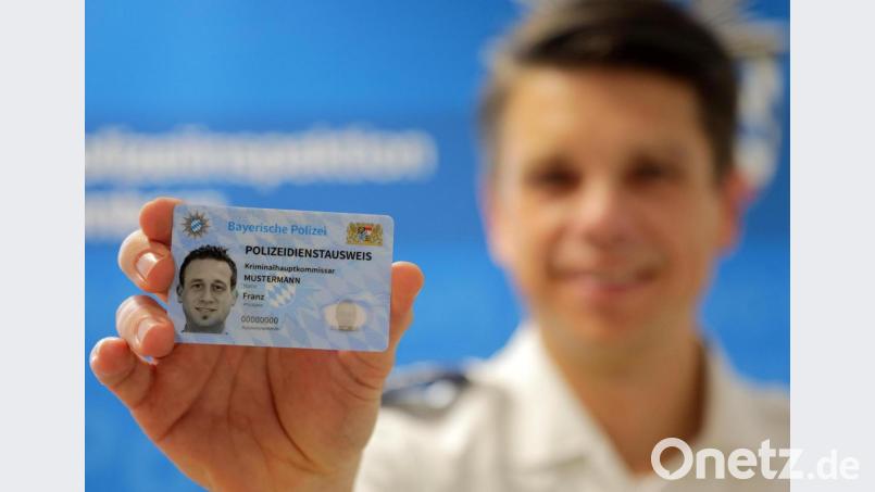 Achim Kuchenbecker, der Pressesprecher der Polizeiinspektion Amberg, zeigt ein Musterexemplar des neuen Dienstausweises der bayerischen Polizei. Auch die Amberger Beamten haben ihn inzwischen bekommen. Bild: Wolfgang Steinbacher