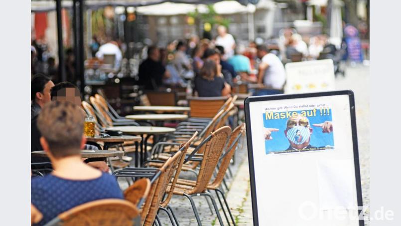 So ähnlich wie hier im Sommer 2020 könnte es ab Montag wieder in der Weidener Altstadtgastronomie aussehen. Vorausgesetzt die Sieben-Tage-Inzidenz klettert nicht so bald über 100. Dann wäre Ende nächster Woche schon wieder Schluss mit dem Kaffee im Freien. Archivbild: Gabi Schönberger