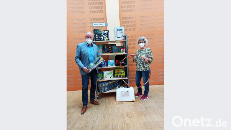 Bürgermeister Roland Strehl und Büchereileiterin Gabi Pilz stellen die Kümmersbrucker „Bibliothek der Dinge“ vor. Bild: Bibliothek Kümmersbruck/exb