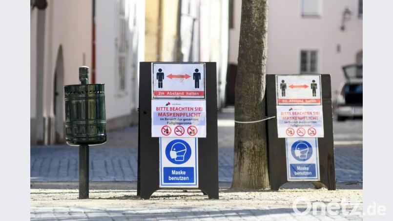 Trotz sinkender Inzidenzwerte bleibt die Maskenpflicht in den ausgewiesenen Bereichen der Stadt Weiden gültig. Bild: Gabi Schönberger