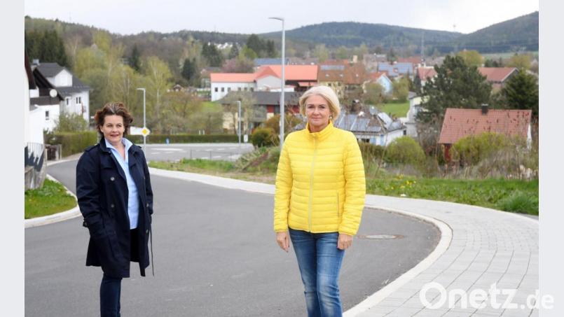 Petra Baierl (links) und Sonja Sparrer wohnen an der Pirker Straße, die vor zwei Jahren ausgebaut wurde. Wie viele andere warten sie auf eine Erstattung der von ihnen geleisteten Beiträge für die Durchgangsstrecke, die nicht nur Anwohner nutzen. Bild: Gabi Schönberger