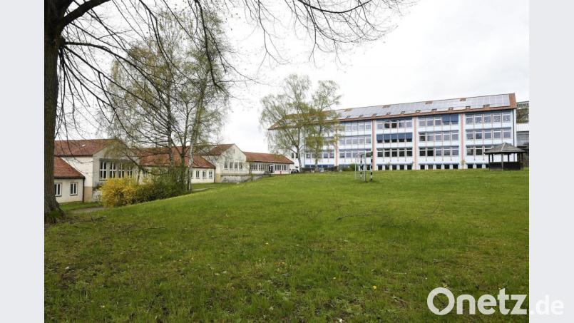 Auf die Fläche oberhalb der Dreifaltigkeits-Grundschule soll jetzt die offene Ganztagsbetreuung gebaut werden. Allerdings gibt es bisher noch keine Kostenschätzung für das Projekt. Bild: Petra Hartl