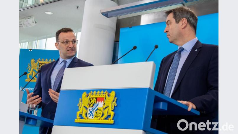 Unterschiedliche Ansichten bezüglich der Fünf-Tages-Regel: Bundesgesundheitsminister Jens Spahn (links) in Berlin zählt den Sonntag nicht mit, Ministerpräsident Markus Söder in München schon. Archivbild: Peter Kneffel