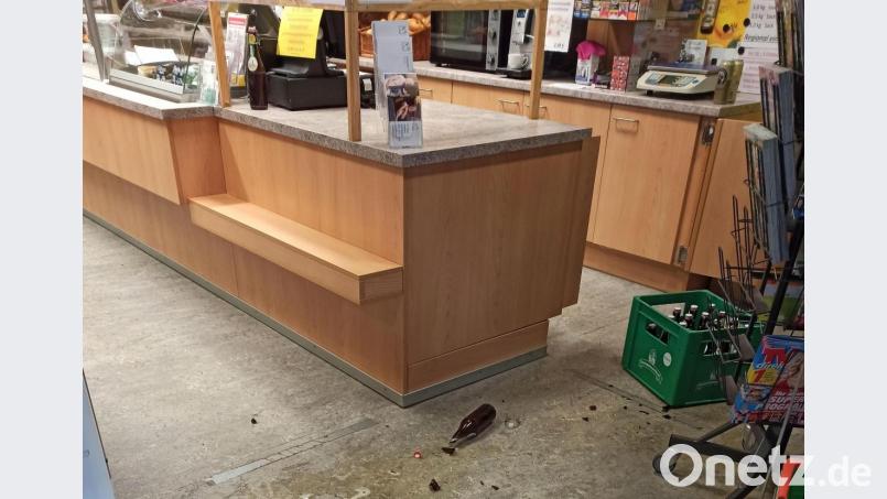 Der verletzte und alkoholisierte Mann trug im Dorfladen von Altendorf einen Kasten Bier nach vorne und ließ ihn zu Boden krachen. Einige Flaschen gingen zu Bruch. Bild: Köppl