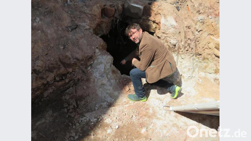 Bei Baggerarbeiten für die Versorgungsleitungen im Gehsteig wurde in der nordöstlichen Ecke des Markplatzes ein unteririscher Gang entdeckt. Bürgermeister Wolfgang Haberberger will diesen von dem Archäologen, der die Baumaßnahmen stets begleitet, untersuchen lassen. Bild: ow