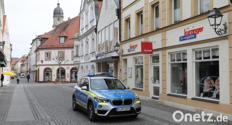 Die Polizei muss Hinweisen auf Corona-Verstößen nachgehen, auch wenn sie sich als unberechtigt herausstellen. Hier eine Streife in der fast menschenleeren Amberger Altstadt. Bild: Wolfgang Steinbacher