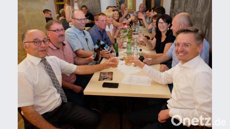 Mit Gemeindebürgern und Parteifreunden ausgelassen zu feiern und den Alltagsstress für ein paar Stunden hinter sich zu lassen - für Bürgermeister Albert Nickl (links) eine Wohltat. Archivbild: do