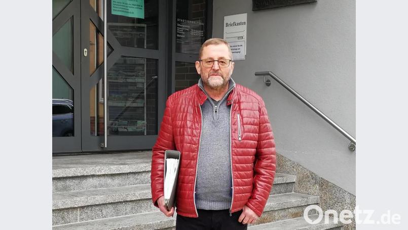 Wolfgang Schick übergibt 1170 Überschriften für ein Bürgerbegehren zum Erhalt der Schulgebäude in Windischeschenbach. Bild: exb