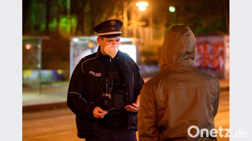 Die Polizei ist angehalten, bei der Kontrolle von Corona-Bestimmungen mit Augenmaß zu agieren. Doch der Spielraum bei Verstößen ist klein - ein Jahr nach Pandemiebeginn sollten die Regeln allen Bürgern bekannt sein. Symbolbild: Robert Michael/picture alliance/dpa