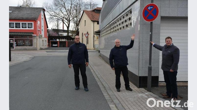 Vor der Einmündung in die Vorstadt gilt in der Großbüchlberger Straße nun ein absolutes Halteverbot entlang des Garagenbereichs und der Filiale der Bäckerei Kutzer. Darauf wiesen (von rechts) Bürgermeister Stefan Grillmeier und die beiden Verkehrsüberwacher Gerhard Laab und Markus Mickisch hin. Auf der gegenüberliegenden Straßenseite ist eine solche Regelung schon seit längerem in Kraft. Bild: jr