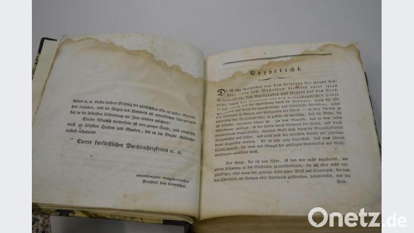 Deutlich ist bei diesem Buch der Wasserrand zu sehen, der auch nicht mehr verschwinden wird. Bild: Stadtarchiv Amberg, Andreas Erb