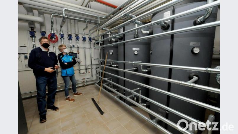 Die Vorsitzenden des TuS Schnaittenbach, Gerald Dagner und Kerstin Maunz, im Keller vor einem Teil der neuen Pellets-Heizanlage. Bild: Stephan Huber