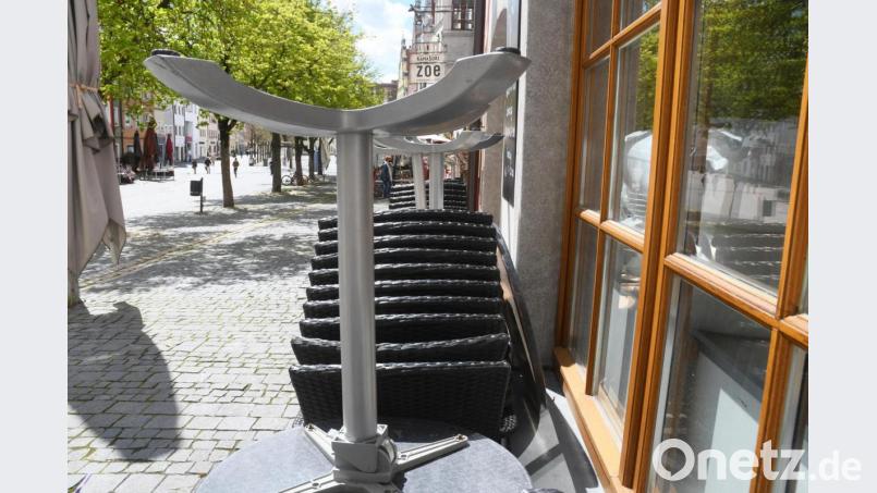 Noch stehen die Stühle der Gastronomen ordentlich gestapelt an der Hauswand wie hier in der Altstadt Weidens. Ab nächsten Montag könnte sich das ändern. Doch so mancher Wirt hat noch Bedenken. Bild: Gabi Schönberger
