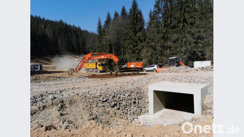 Der Eingang zum Amphibientunnel an der neuen Staatsstraßentrasse zwischen Gaisthal und Schönsee ist fertig, während unten am Bachdurchlass noch gearbeitet wird. Bild: Portner