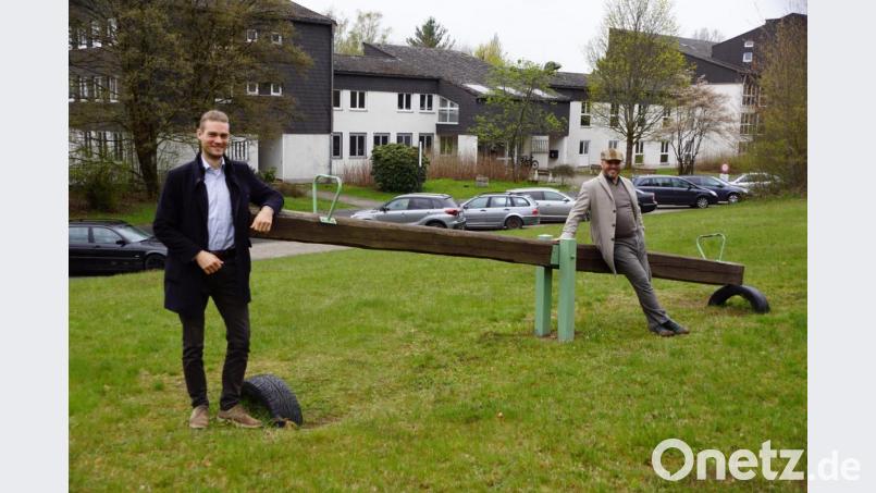Julien Straninger (links) und Bruno Wissenz (rechts) haben mit der Familienferienstätte, die künftig Begegnungscampus Immenreuth heißen wird, viel vor. Bild: bkr