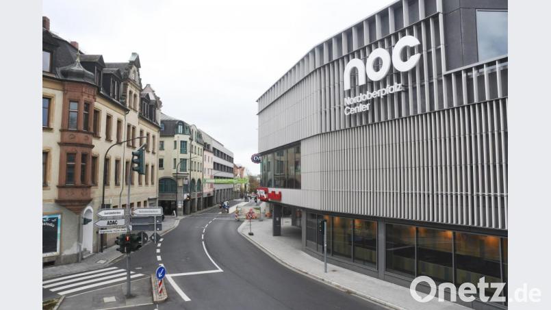 Wird die Sedanstraße nochmal umgestaltet? In einem Wettbewerb sollen für den gesamten Umgriff des Nordoberpfalz Centers weitere Entwicklungspotenziale aufgezeigt werden. Auch auf den Bereich um den Großparkplatz Naabwiesen werfen Experten ihr Auge. Bild: Gabi Schönberger